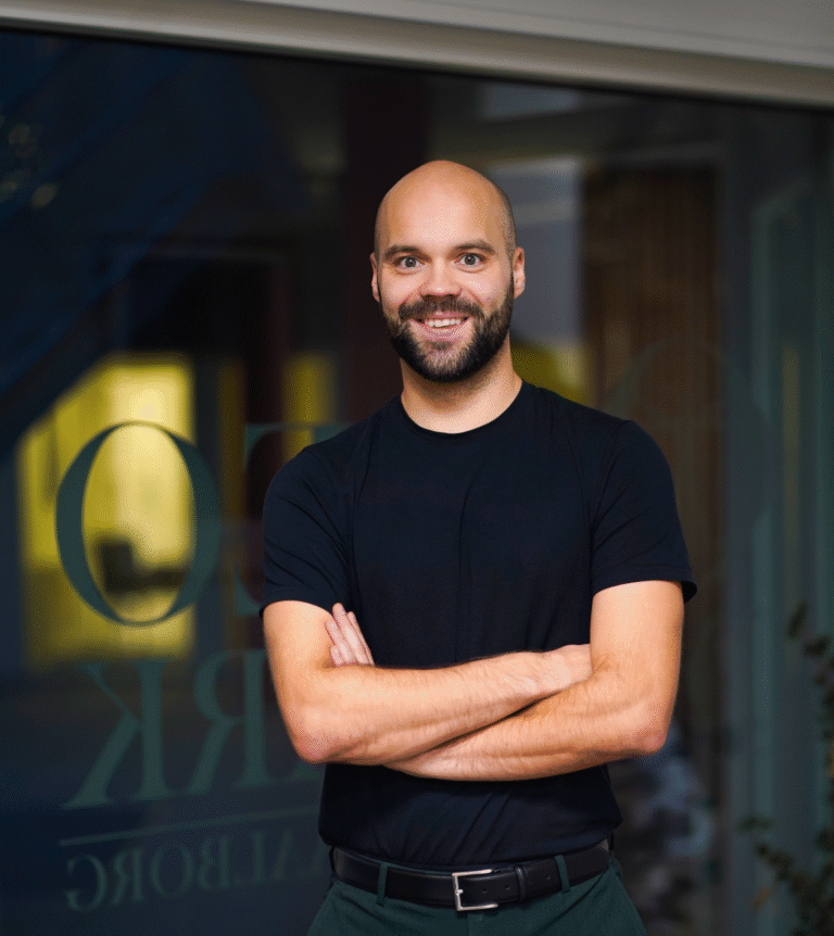 Behandler hos OsteoDanmark – professionel osteopati og personlig behandling