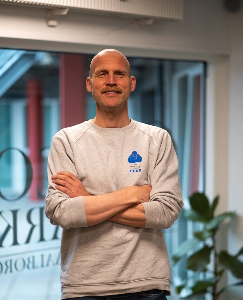 Jens Thyrri Møller, autoriseret osteopat hos OsteoDanmark, udfører osteopatisk behandling i klinikken.