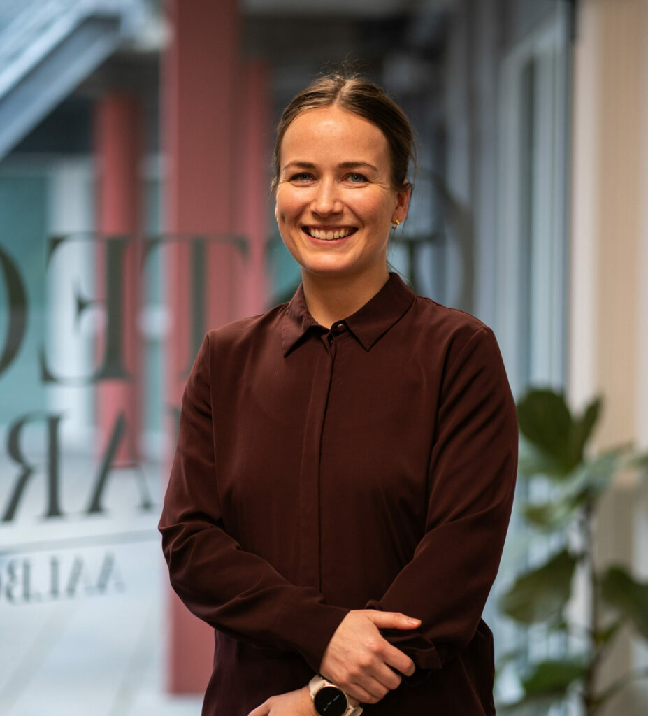 Stine Harbo Thomsen, autoriseret osteopat hos OsteoDanmark, behandler patient i klinikken.