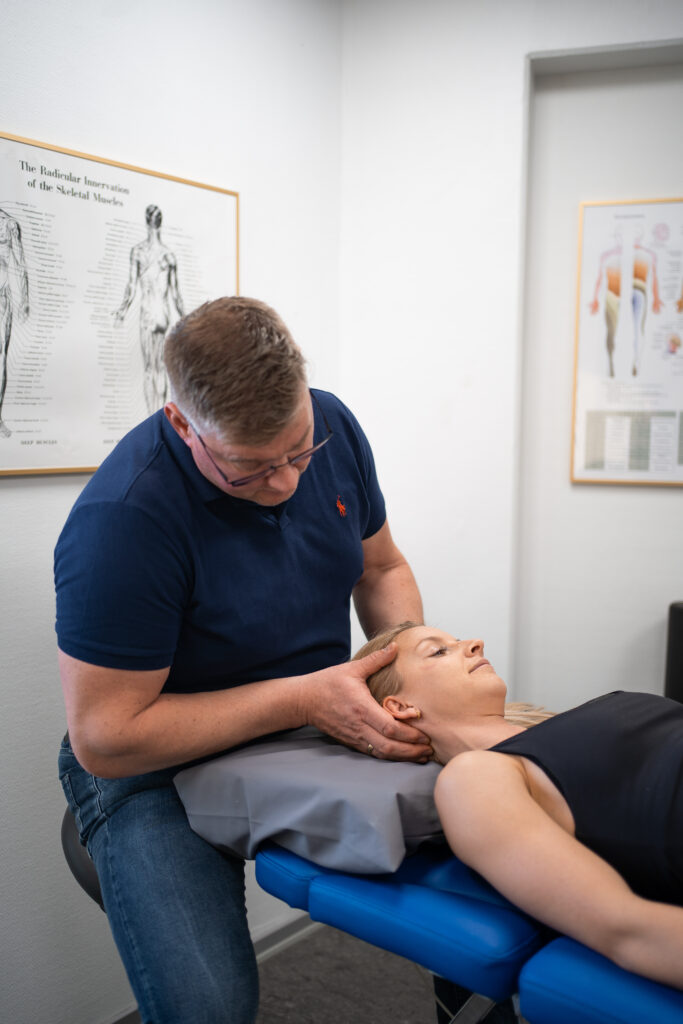 Osteopat Jeppe Frøstrup Nørgaard udfører manuel behandling af hovedpine på patient hos OsteoDanmark Nørresundby.