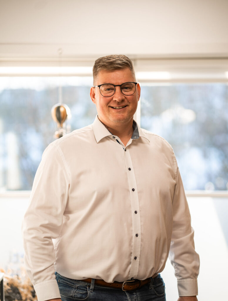 Portræt af osteopat Jeppe Frøstrup Nørgaard hos OsteoDanmark Nørresundby.