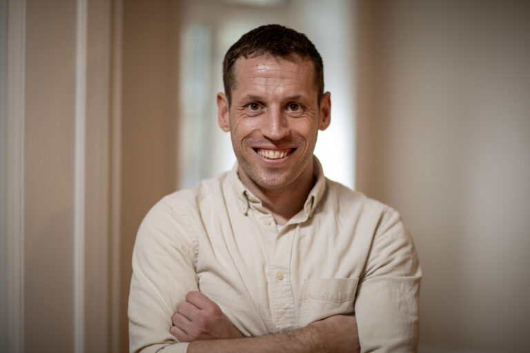 Osteopat Mads Kaae Klarskov hos OsteoDanmark Frederiksberg i klinikkens behandlingsrum