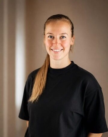 Line, autoriseret osteopat hos OsteoDanmark, behandler patienter med smerter i ryg, nakke og led.