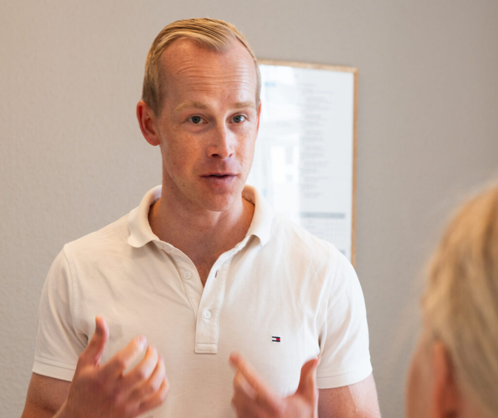 Osteopat Martin hos OsteoDanmark under osteopatisk behandling af en klient