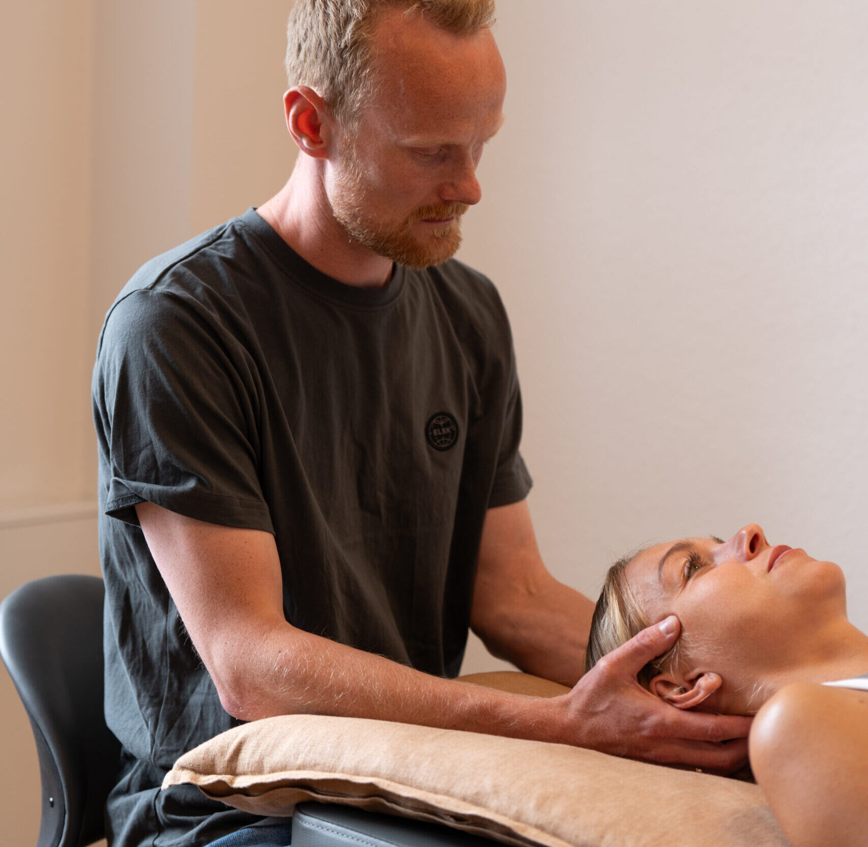 Osteopat Morten Koue behandler klient hos OsteoDanmark Herning