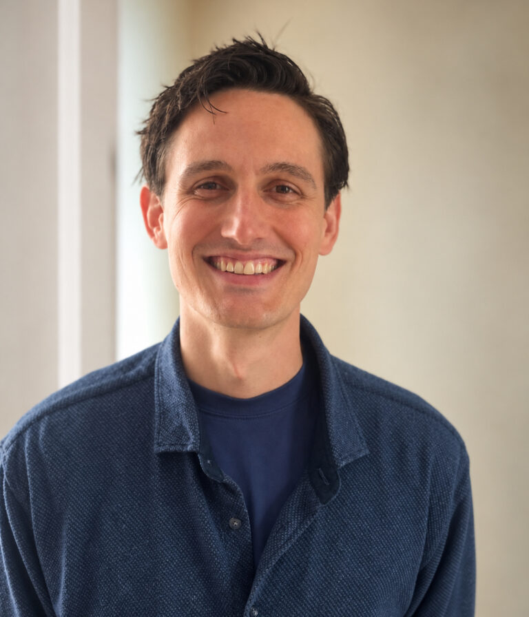 Philip Lindenborg, osteopat hos OsteoDanmark Frederiksberg, i klinikkens professionelle behandlingsmiljø